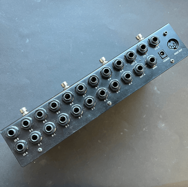 Musicom Lab EFX MK2 (Mark 2) Programmable Pedalboard Effects Switcher with 100 Presets, 8 True-Bypass Loops, MIDI, and Tuner Mute!